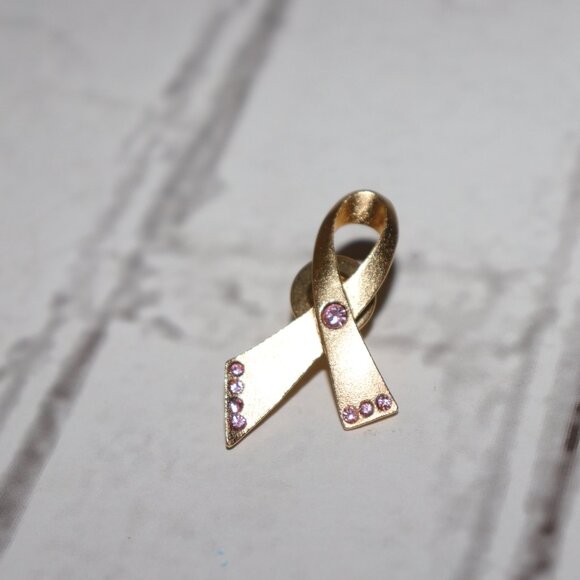 🎀💖🌸 AVON AWARENESS RIBBON PIN · GOLD-TONE · PINK GEM ACCENTS - Picture 4 of 4